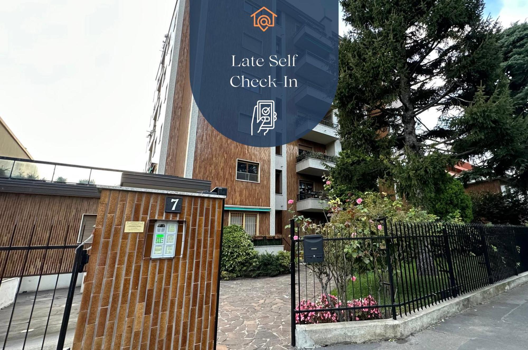 Dehomes - Two Bedrooms, Terrace, Wi-Fi, Tram To Centre & Rho Fiera Milano Exteriör bild
